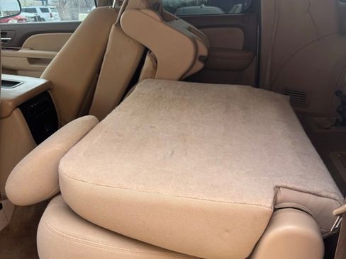 Used 2011 GMC Yukon XL SLE w/ Convenience Package image 10