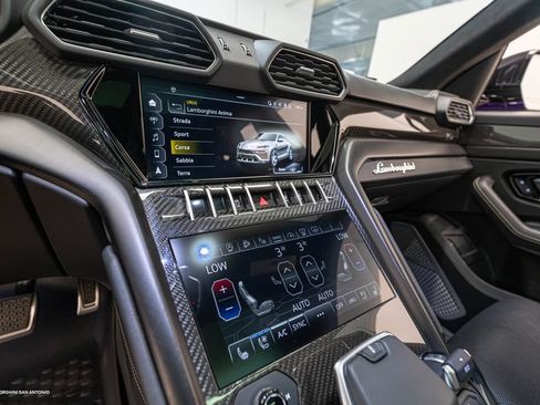 Used 2022 Lamborghini Urus AWD/4WD image 42