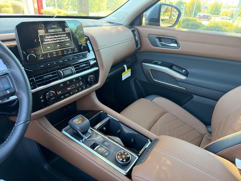 New 2025 Nissan Pathfinder Platinum image 24