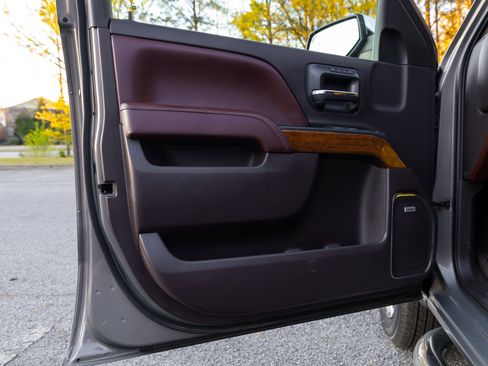 Used 2017 Chevrolet Silverado 1500 High Country image 29