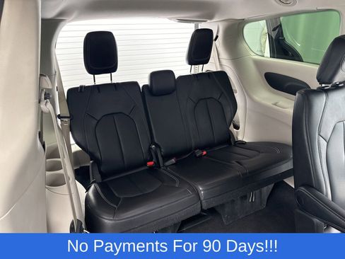 Used 2023 Chrysler Pacifica Touring-L FWD image 35