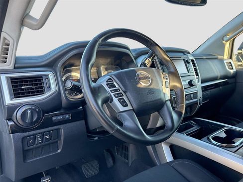 Used 2017 Nissan Titan SV image 10