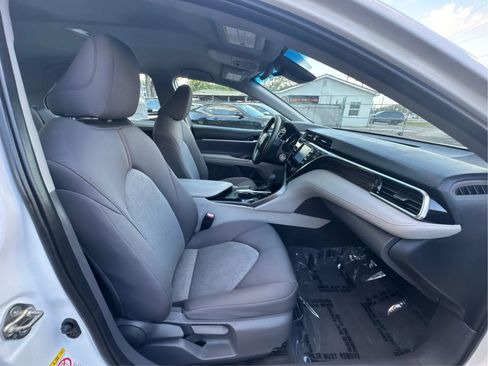 Used 2018 Toyota Camry LE image 23
