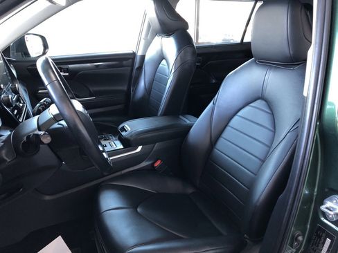 Certified 2024 Toyota Highlander XLE image 10