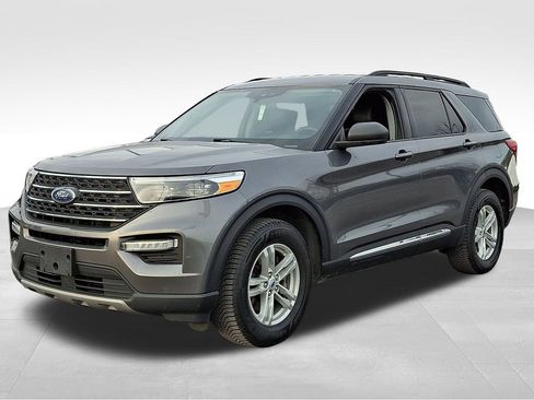Used 2022 Ford Explorer XLT w/ Equipment Group 202A image 3