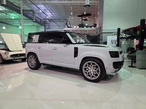 Used 2024 Land Rover Defender 110 V8 AWD/4WD image 7