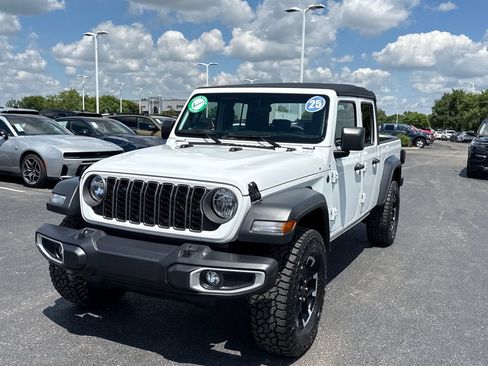 Used 2025 Jeep Gladiator Sport AWD/4WD image 7