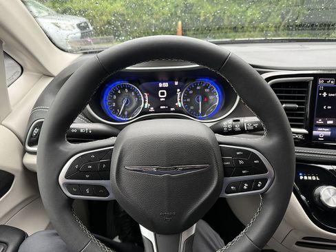 Used 2023 Chrysler Pacifica Touring-L AWD/4WD image 20