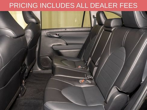 Used 2022 Toyota Highlander XLE AWD/4WD image 9