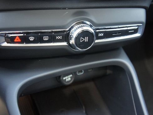 New 2025 Volvo XC40 B5 Core w/ Protection Package Premier image 17