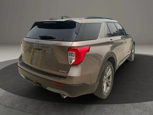 Used 2021 Ford Explorer XLT w/ Equipment Group 202A AWD/4WD image 7