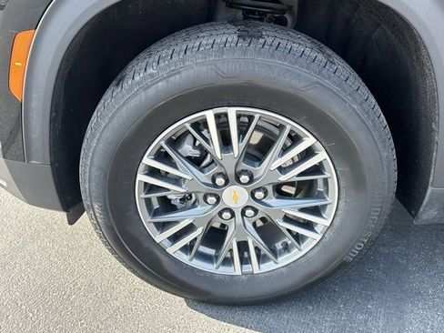 Used 2025 Chevrolet Traverse LT image 37