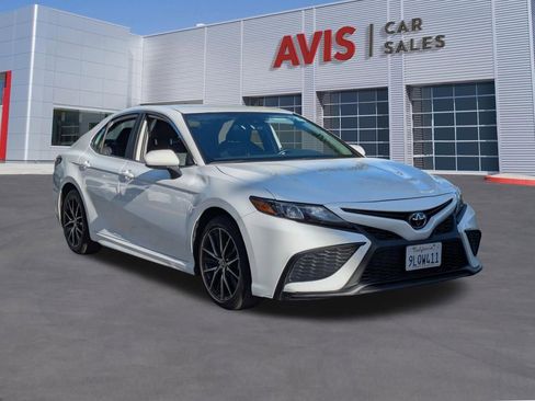 Used 2024 Toyota Camry SE image 3