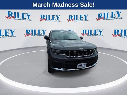 Used 2024 Jeep Grand Cherokee L Laredo image 2