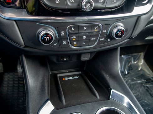 Used 2023 Chevrolet Traverse LT image 18