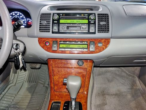 Used 2005 Toyota Camry XLE image 33