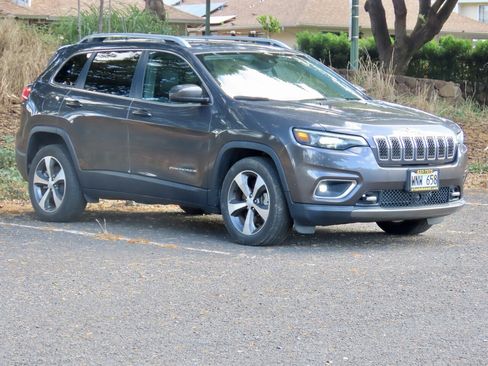 Used 2021 Jeep Cherokee Limited w/ Elite Package FWD image 3