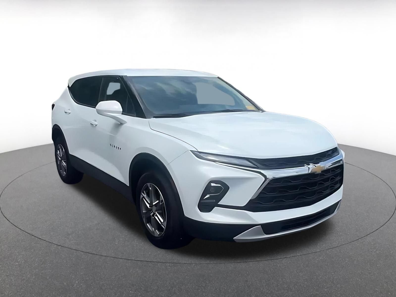 Used 2025 Chevrolet Blazer LT FWD image 3