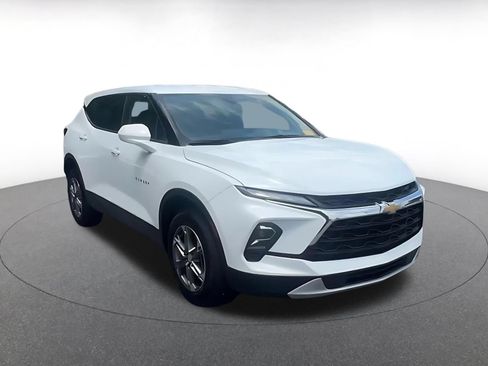 Used 2025 Chevrolet Blazer LT FWD image 3