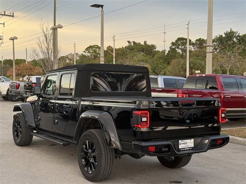 Used 2021 Jeep Gladiator Overland image 2