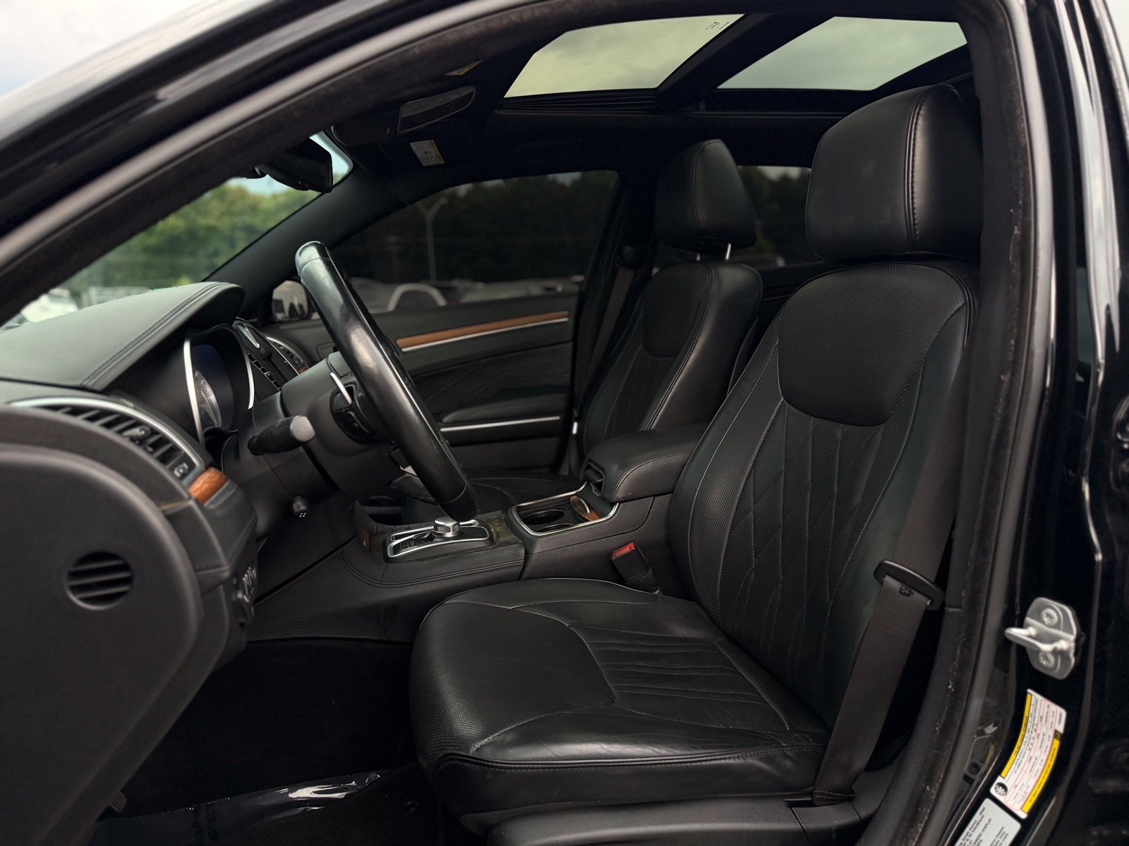 Used 2015 Chrysler 300 C Platinum w/ Harman/Kardon Audio Group RWD image 15