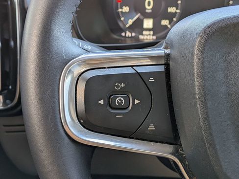 Used 2020 Volvo XC40 T4 Momentum image 16