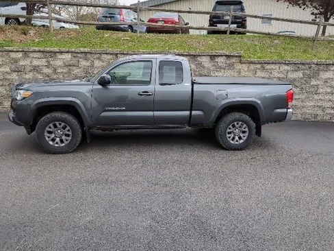 Used 2017 Toyota Tacoma SR5 w/ Tow Package AWD/4WD image 6
