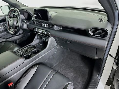 Used 2025 Honda Pilot TrailSport image 34