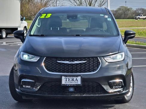 Used 2023 Chrysler Pacifica Touring-L FWD image 3