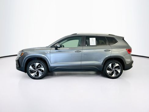 Used 2023 Volkswagen Taos SE w/ Panoramic Sunroof Package AWD/4WD image 4