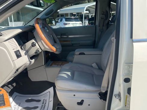 Used 2008 Chrysler Aspen Limited image 18