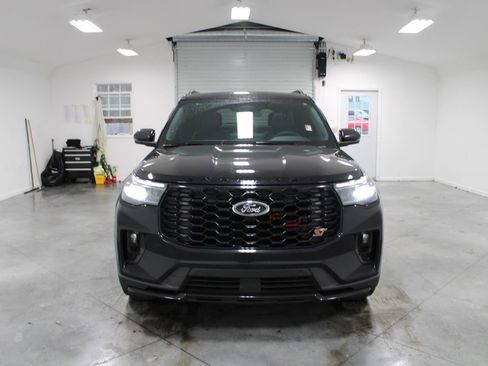Used 2025 Ford Explorer ST image 3