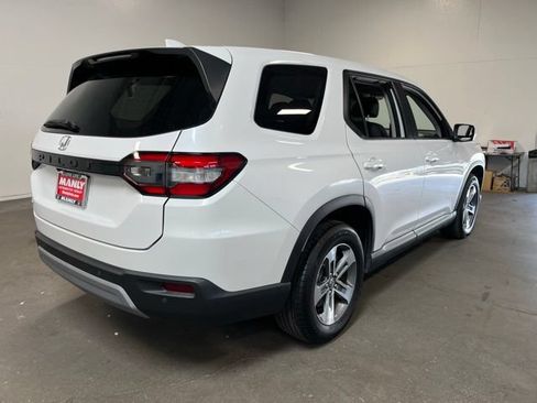 Used 2025 Honda Pilot EX-L image 3