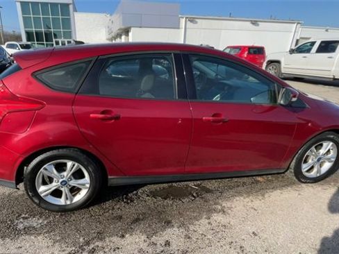 Used 2013 Ford Focus SE w/ SE Winter Pkg image 2