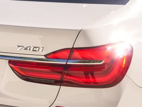 Used 2018 BMW 740i image 10