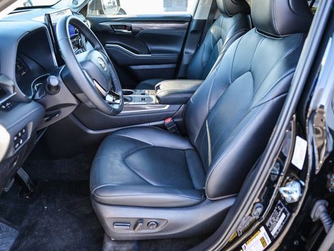Certified 2025 Toyota Highlander Limited image 11