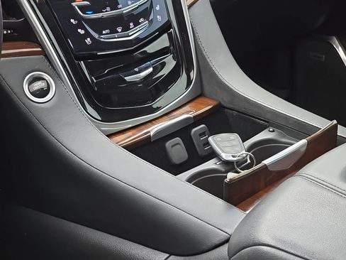 Used 2020 Cadillac Escalade Premium Luxury AWD/4WD image 15