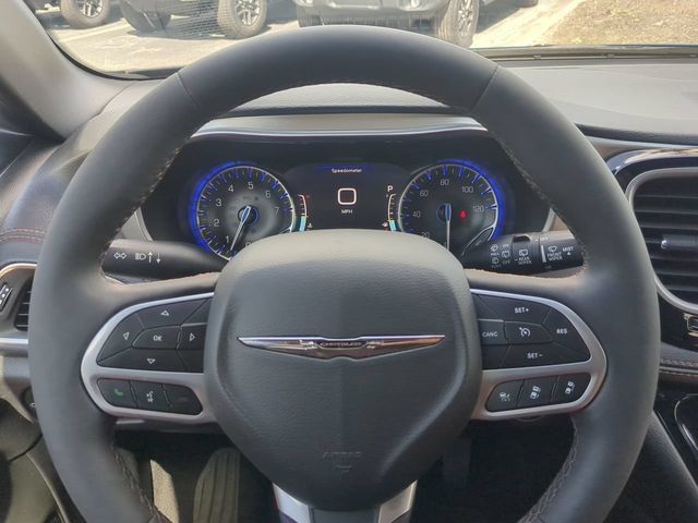 Used 2025 Chrysler Pacifica Pinnacle w/ Trailer Tow Group FWD image 33