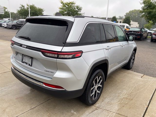 Used 2023 Jeep Grand Cherokee Limited AWD/4WD image 3