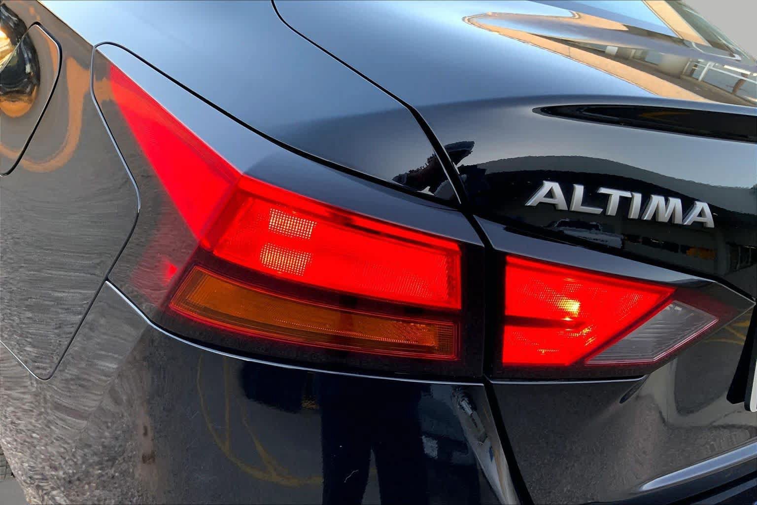 Used 2025 Nissan Altima 2.5 SV FWD image 28
