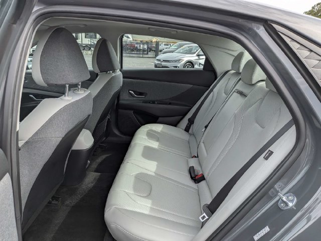 Used 2025 Hyundai Elantra Limited FWD image 12