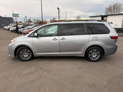 Used 2018 Toyota Sienna XLE w/ XLE Navigation Package image 6
