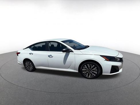 Used 2025 Nissan Altima 2.5 SV FWD image 2