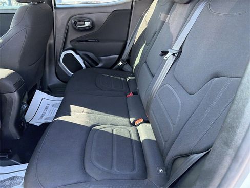 Used 2018 Jeep Renegade Latitude w/ Cold Weather Group image 11