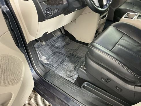 Used 2013 Chrysler Town & Country Touring image 15