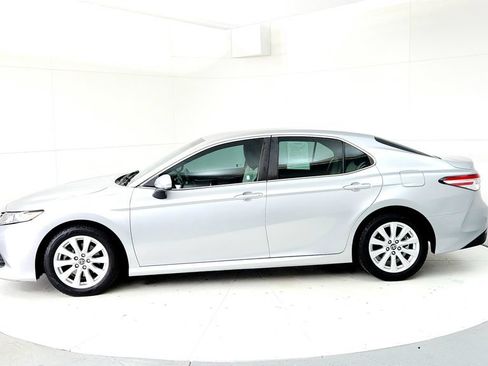 Certified 2018 Toyota Camry LE FWD image 3