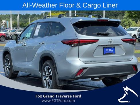 Used 2022 Toyota Highlander XLE AWD/4WD image 42