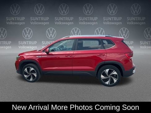 Used 2023 Volkswagen Taos SE w/ Panoramic Sunroof Package AWD/4WD image 3
