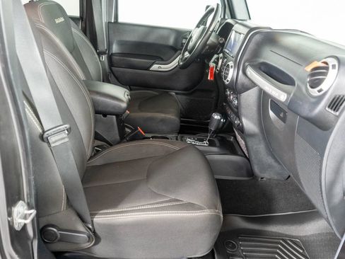 Used 2016 Jeep Wrangler Unlimited Sahara w/ Connectivity Group AWD/4WD image 8