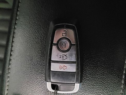 Used 2017 Ford Fusion SE image 32